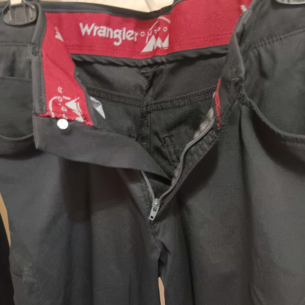 Wrangler Black Jeans With Zipper Side Pockets. Cargo Style